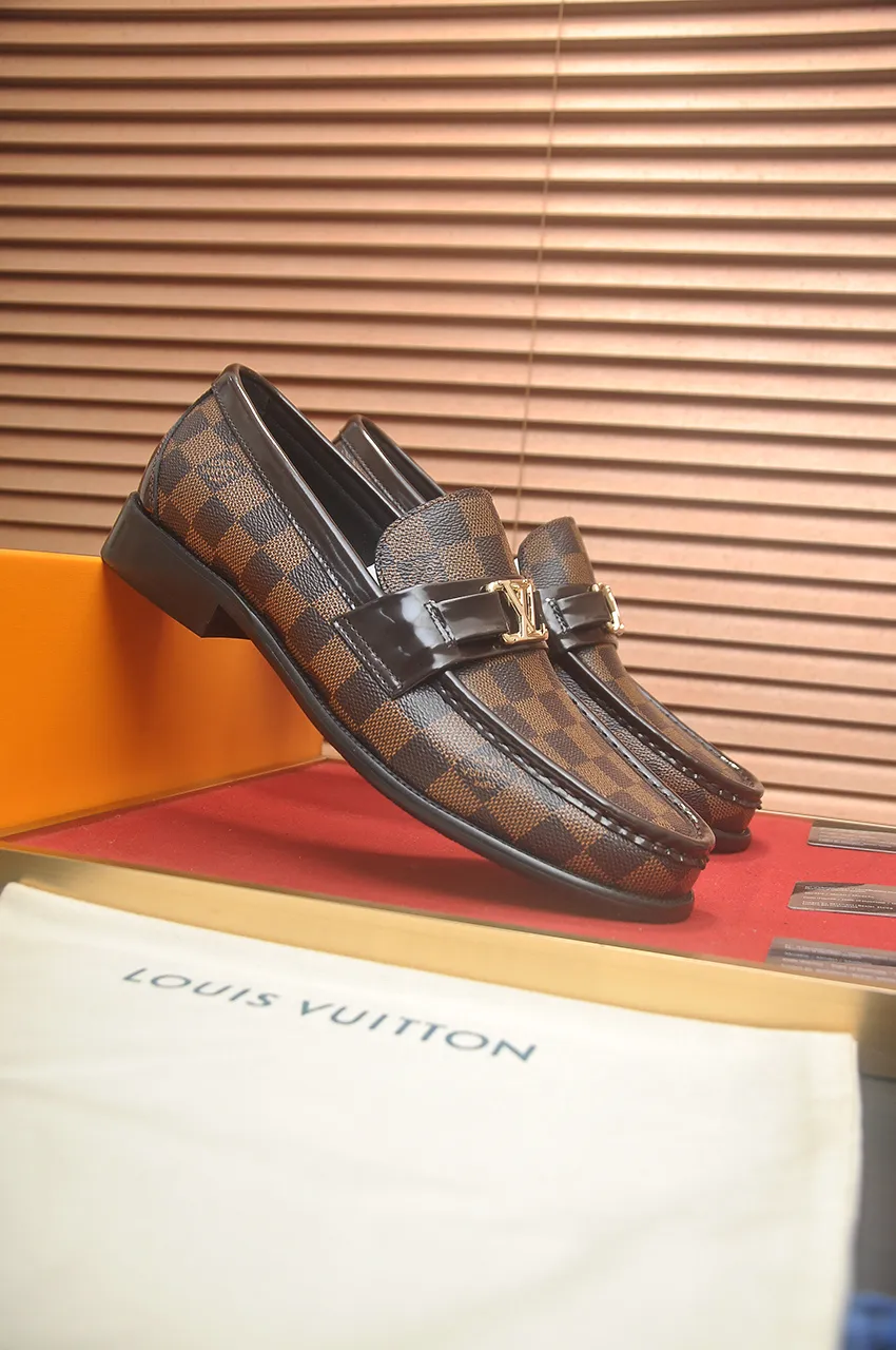 Men's men's shoes 💰540💶 [LV] (original single cowhide lining) 🍀LV's latest genuine leather business suit shoes are launched simultaneously on the official website. The first-layer cowhide imported from Italy is made of heavy gold, 💥official website 1:1 rubber outsole. Versatile to wear, high-end without losing class, and the color combination is extraordinary. This four-season style is alluring when worn on your feet, showing off your big-name flair. Standard code 39-45 (45 customized)